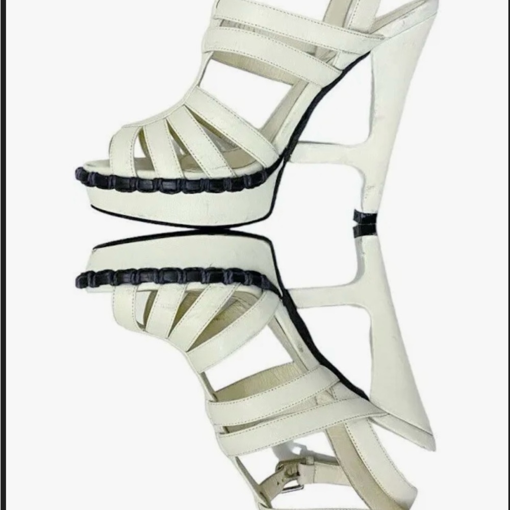 Yves Saint Laurent Strappy T Strap Heel
Sandals, excellent condition